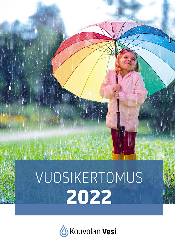 Vuosikertomus 2022 kansikuva, jossa tyttö on sateen suojassa sateenkaaren värisen sateenvarjon alla.