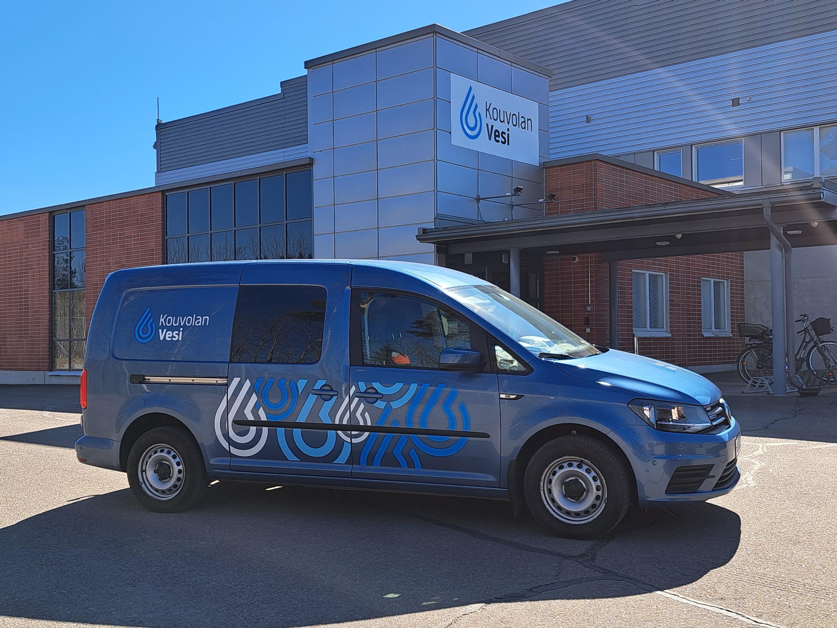 Kouvolan Veden sininen pakettiauto toimitilojen edessä.